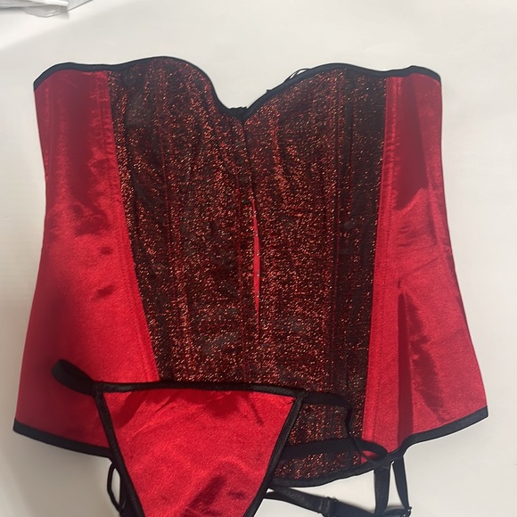 Hearts Rob red corset top set - Picture 3 of 7